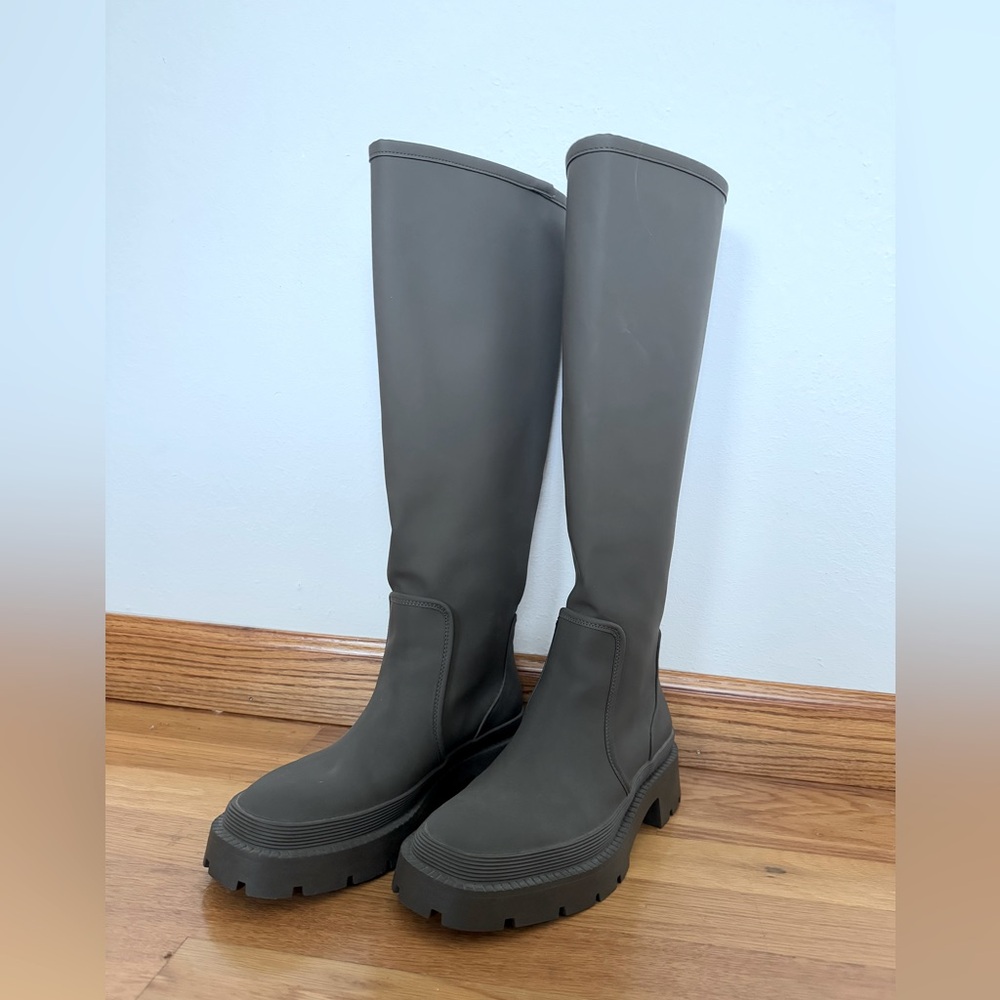 Zara - Low Heel Rubberized Boots - size 38/US 7.5 - Picture 2 of 7